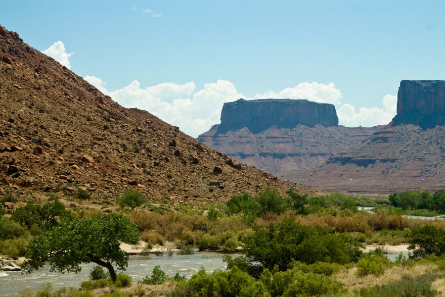 Fahrt auf dem Scenic Bypass 128 im Colorado River Canyon