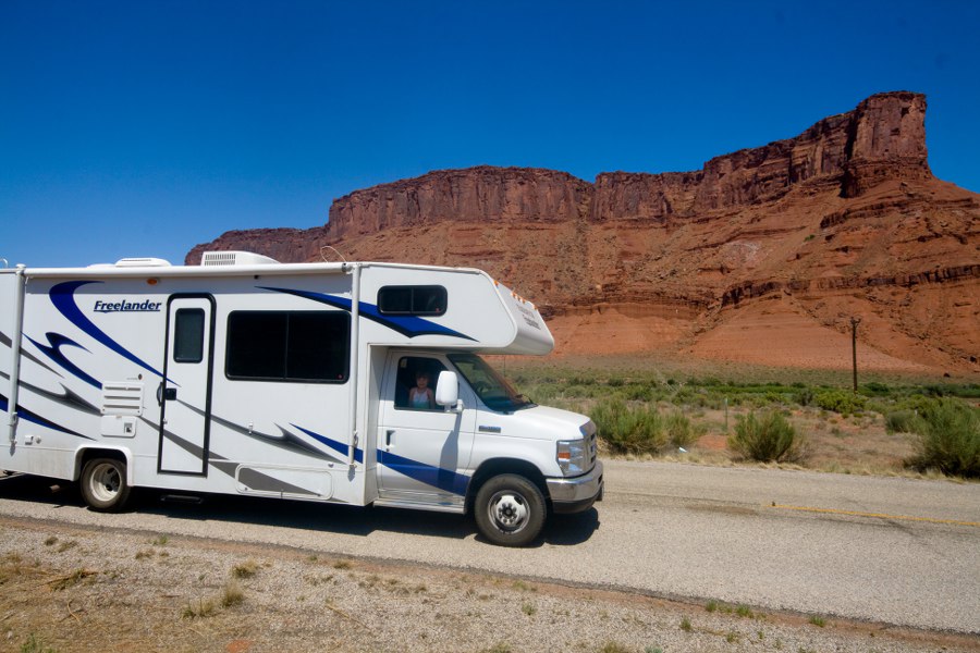 Fahrt auf dem Scenic Bypass 128 im Colorado River Canyon