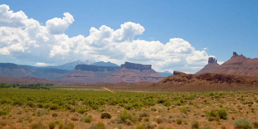 Fahrt auf dem Scenic Bypass 128 im Colorado River Canyon