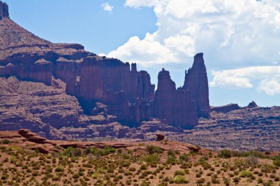 Fahrt auf dem Scenic Bypass 128 im Colorado River Canyon - die Fisher Towers