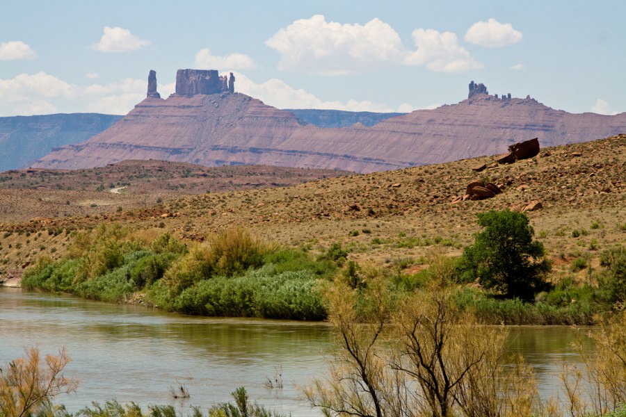Fahrt auf dem Scenic Bypass 128 im Colorado River Canyon
