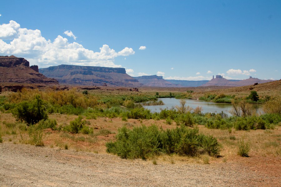 Fahrt auf dem Scenic Bypass 128 im Colorado River Canyon