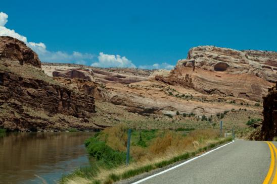Fahrt auf dem Scenic Bypass 128 im Colorado River Canyon