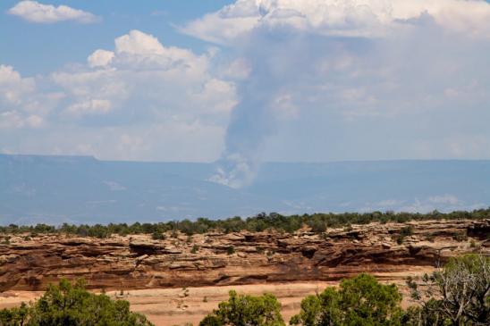 Im Colorado National Monument - in der Ferne ein Waldbrand
