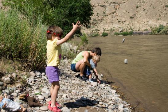 Steine werfen in den Colorado River