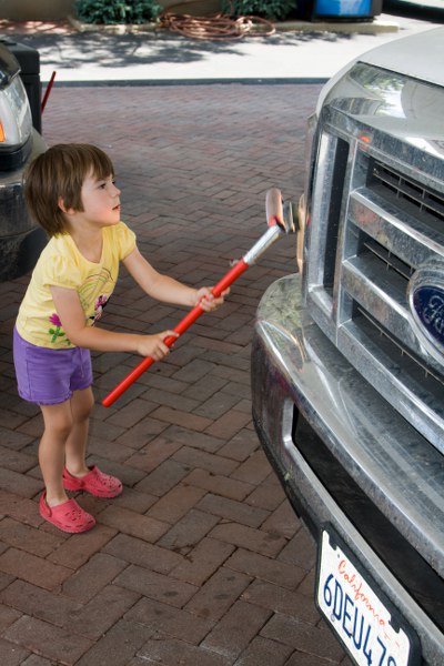 Svenja hilft Papa beim Tanken