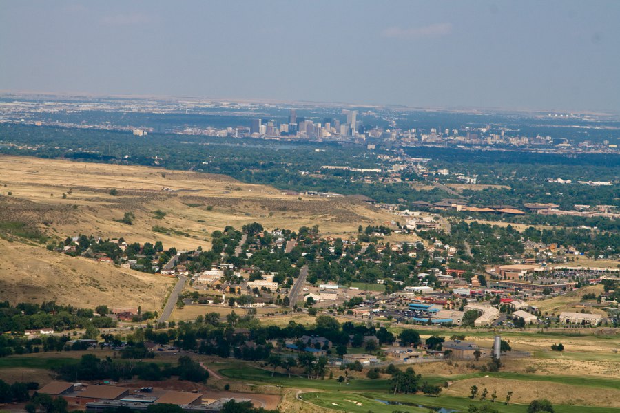 Im Hintergrund ist Denver zu sehen