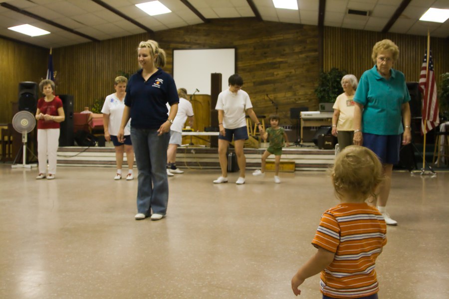 Tim schaut den Cloggerinnen beim Tanzen zu