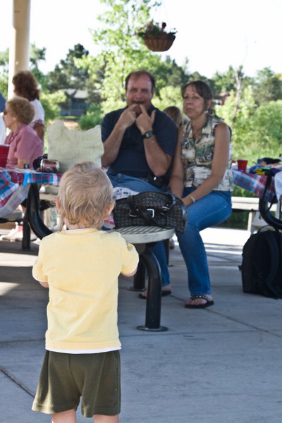 Tim unterhält sich auch