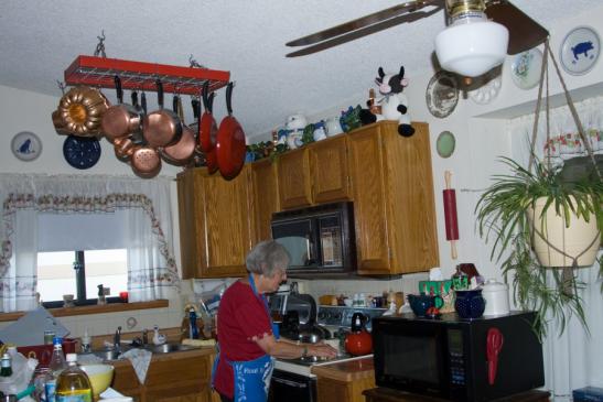 Shirley in ihrer Küche