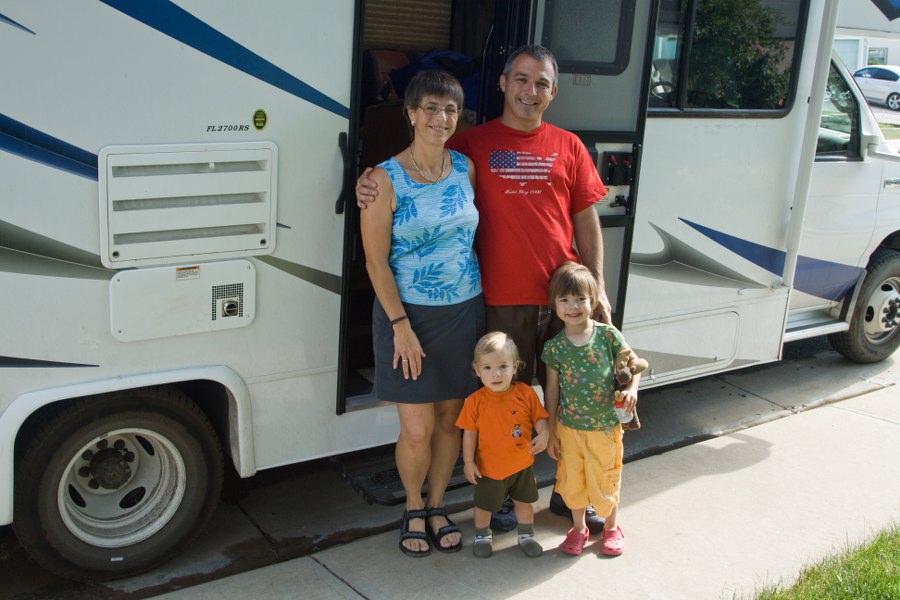 Die Peters in Denver vor ihrem Wohnmobil