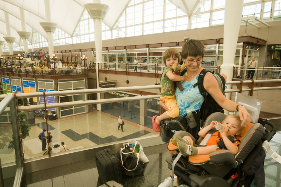 Petra mit Svenja und Tim im Denver Flughafen